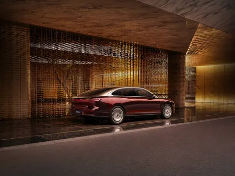 岚图追光L正式上市 定位中大型插混轿车 售27.99万元起