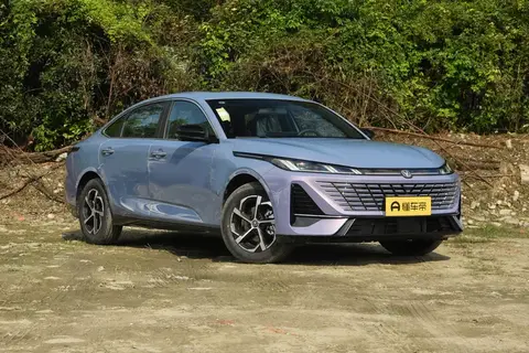 逸动智能座舱体验：双联屏与AI语音重塑人机交互