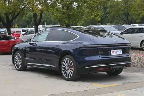 一年车龄的ET9只要四十多万？两台旗舰新能源到底什么感觉？